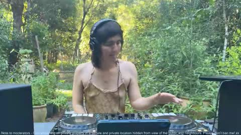 Snapshot of fernydew chatting on November 5, 2025, 6:02 am Fern next stream 430pm Monday PST online show from November 5, 2025, 6:02 am