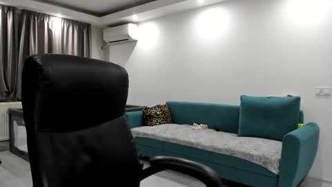 Snapshot of fetishcatalea chatting on December 1, 2024, 8:31 pm Catalea DM online show from December 1, 2024, 8:31 pm