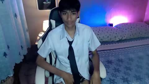 fineboii_rey18 online show from September 23, 2025, 1:47 pm