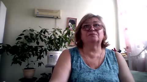 Snapshot of flowerlover8 chatting on February 9, 2025, 11:14 am Flowerlower online show from February 9, 2025, 11:14 am