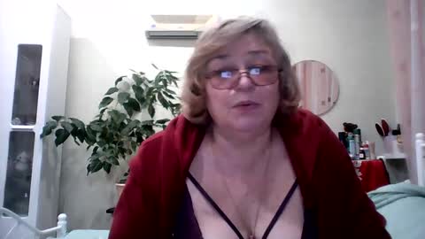 Snapshot of flowerlover8 chatting on February 15, 2025, 8:54 pm Flowerlower online show from February 15, 2025, 8:54 pm