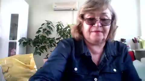 Snapshot of flowerlover8 chatting on March 7, 2025, 2:01 pm Flowerlower online show from March 7, 2025, 2:01 pm