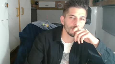 independent model online show from November 9, 2025, 5:00 pm