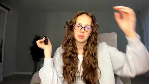Snapshot of fox_beauty chatting on October 13, 2025, 12:43 am Kira online show from October 13, 2025, 12:43 am