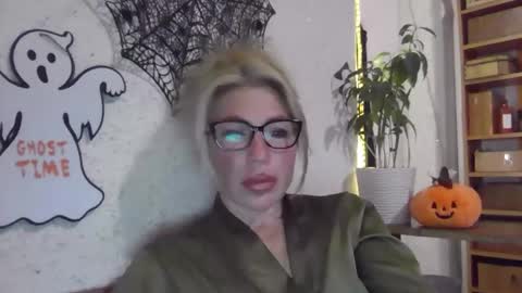 fox_red_lady7 online show from October 31, 2025, 7:59 pm