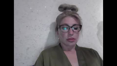 fox_red_lady7 online show from April 1, 2026, 7:00 pm