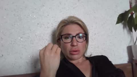 fox_red_lady7 online show from May 16, 2026, 6:43 am