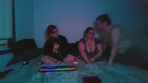 Snapshot of foxanhound chatting on June 8, 2026, 6:25 am Fox and hound online show from June 8, 2026, 6:25 am