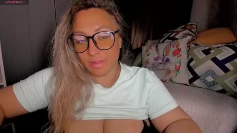 Snapshot of foxxxy__lady chatting on June 25, 2026, 6:29 am Kris online show from June 25, 2026, 6:29 am