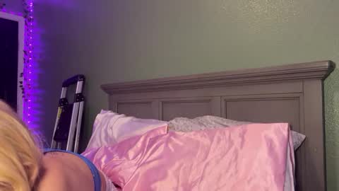 Snapshot of foxyroxie777 chatting on September 17, 2025, 6:37 am roxie online show from September 17, 2025, 6:37 am