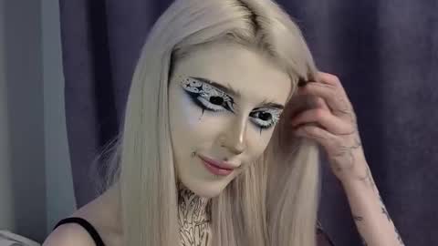 Snapshot of fraulein_mooon chatting on January 4, 2025, 5:37 pm Asya UwU online show from January 4, 2025, 5:37 pm