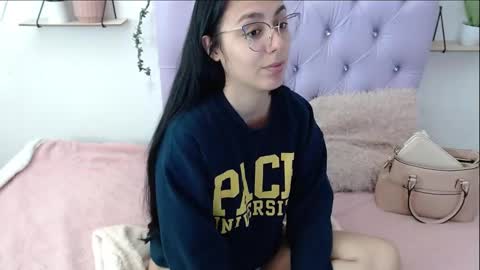 Snapshot of freyja_01 chatting on October 1, 2025, 9:43 pm Freyja online show from October 1, 2025, 9:43 pm