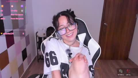 frida_lassi_ online show from April 24, 2026, 9:39 pm