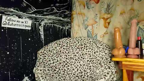 futuresizequeen online show from December 23, 2025, 3:48 am