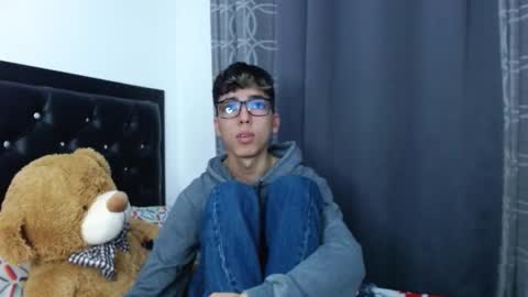 gabriel_x18 online show from February 4, 2026, 4:51 am