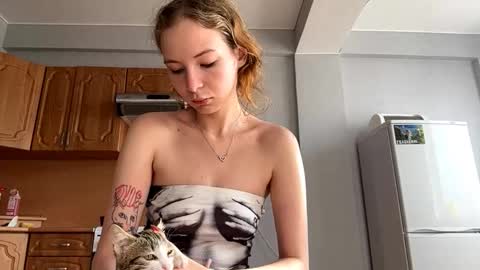 Snapshot of geneviveseay chatting on September 9, 2025, 5:40 am Emmi online show from September 9, 2025, 5:40 am