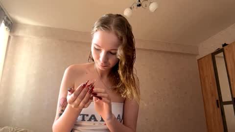 Snapshot of geneviveseay chatting on September 13, 2025, 9:31 am Emmi online show from September 13, 2025, 9:31 am