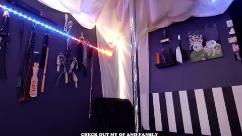 Giggles online show from November 3, 2025, 7:48 pm