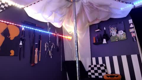 Giggles online show from November 8, 2025, 4:07 pm