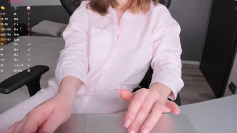 gigihadd online show from April 25, 2026, 1:41 pm