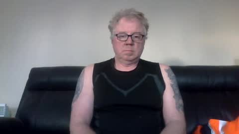 gimmmieoooo online show from July 7, 2026, 6:16 am