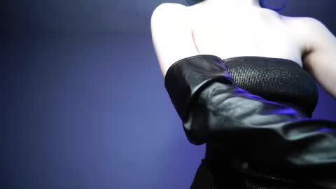        im expecting 350 thumbs up on my altar   online show from April 10, 2026, 10:14 pm