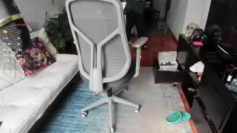 girl_inline online show from October 12, 2025, 7:24 pm