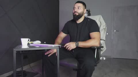 Snapshot of glennmasters chatting on November 3, 2025, 1:29 am Matthew .. for short call me Matt online show from November 3, 2025, 1:29 am