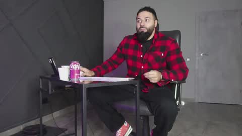 Snapshot of glennmasters chatting on November 4, 2025, 1:59 am Matthew .. for short call me Matt online show from November 4, 2025, 1:59 am