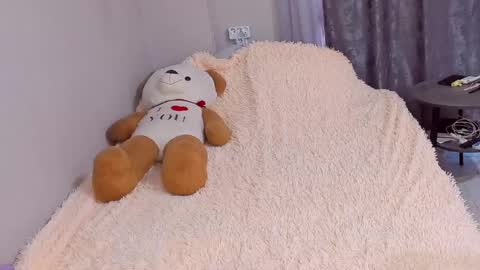 gloriamistress online show from April 17, 2026, 9:01 am