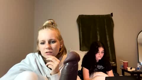 Snapshot of goddessfeyaa chatting on December 15, 2024, 3:13 am feyaa22 online show from December 15, 2024, 3:13 am