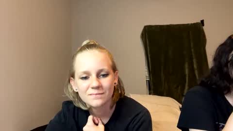 Snapshot of goddessfeyaa chatting on December 19, 2024, 2:01 am feyaa22 online show from December 19, 2024, 2:01 am