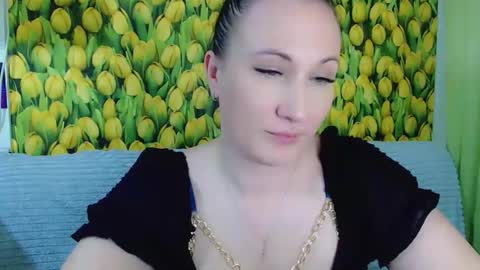 Snapshot of goldmoonn chatting on April 2, 2026, 2:15 pm goldmoonn online show from April 2, 2026, 2:15 pm