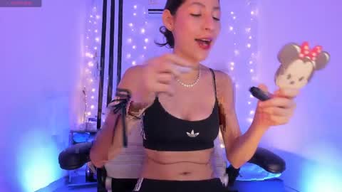 i am Jessi  I love animals and drawing I hope to get along with everyone. XOXO online show from April 10, 2026, 7:18 pm