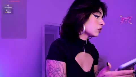 Violet online show from June 18, 2026, 1:39 am