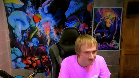 Snapshot of greenlungs8195 chatting on February 16, 2025, 6:43 am Greenlungs8195 online show from February 16, 2025, 6:43 am