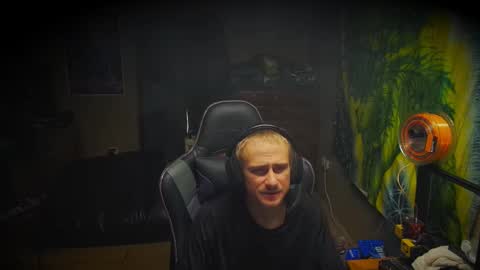 Snapshot of greenlungs8195 chatting on November 16, 2025, 5:18 pm Greenlungs8195 online show from November 16, 2025, 5:18 pm