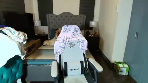 greta_v online show from November 18, 2025, 10:09 am