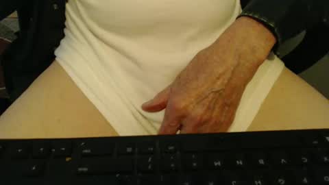 Snapshot of griz01 chatting on December 26, 2024, 6:22 pm griz01 online show from December 26, 2024, 6:22 pm