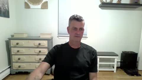 gudguy2025 online show from May 18, 2026, 1:24 am
