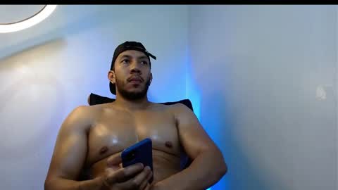 holl latino online show from April 18, 2026, 5:00 am