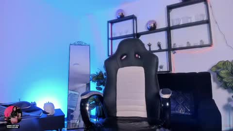 halley_ravenn online show from May 25, 2026, 9:21 pm