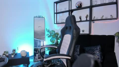 halley_ravenn online show from June 4, 2026, 8:48 pm