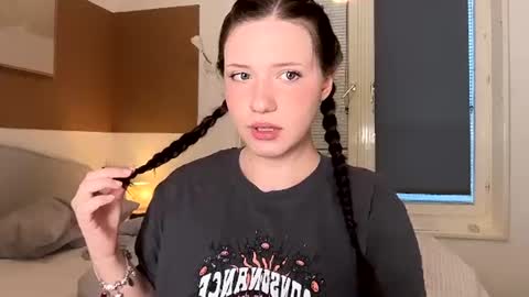hanahwoods online show from June 15, 2026, 3:42 am