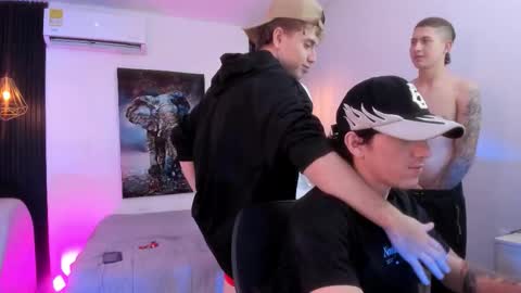 Snapshot of handsomeboys19 chatting on November 20, 2025, 2:23 am leonardfarrucknick and otis online show from November 20, 2025, 2:23 am