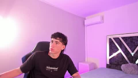 Snapshot of handsomeboys19 chatting on February 10, 2026, 2:59 am leonardfarrucknick and otis online show from February 10, 2026, 2:59 am