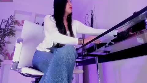 HANNAH HOWELL online show from July 6, 2026, 11:51 am