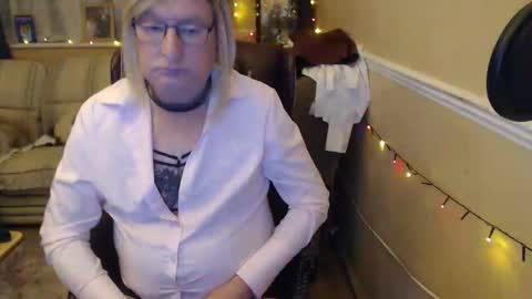hannahcd57 online show from April 19, 2026, 9:06 pm