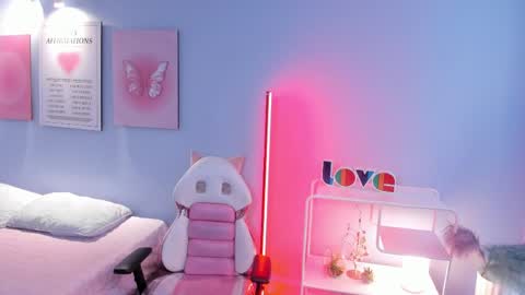 Snapshot of hannahpage chatting on April 8, 2026, 12:27 pm Hannah online show from April 8, 2026, 12:27 pm