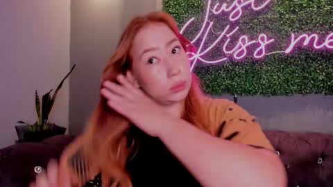 hannamartinn_ online show from October 22, 2025, 3:45 pm